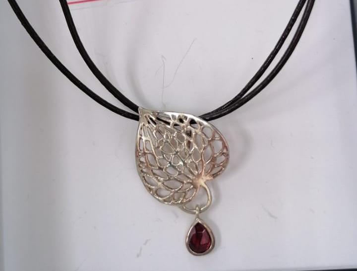 Daun Kadok w dangling garnet pendant necklace